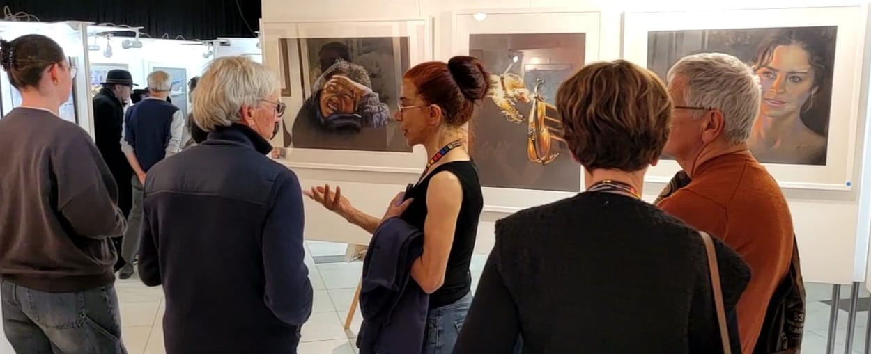 visiteurs de l'expo de pastel